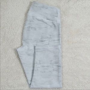 White Alo Yoga Capri Leggings